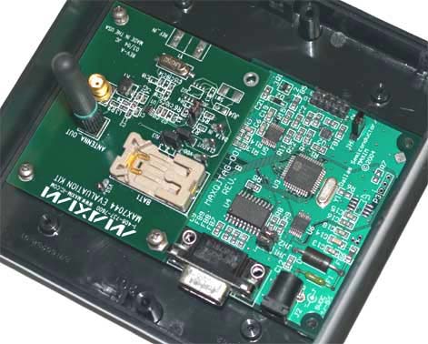 圖4. 鑰匙鏈發(fā)送器采用兩個(gè)并排安裝的評估板構(gòu)成。