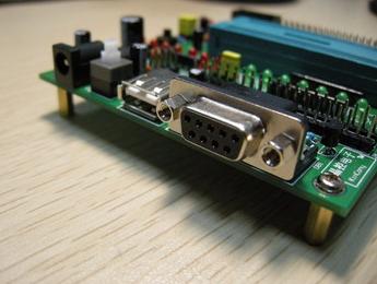 接口齊全，從左到右分別是：外接電源、USB供電口、RS232串口