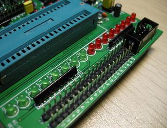 所有單片機引腳均做了雙排外延處理，足夠外擴展使用