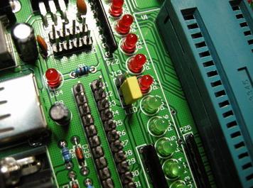 板載LED發(fā)光管使能跳線，可以屏蔽所示發(fā)光管，讓P口絕緣獨立