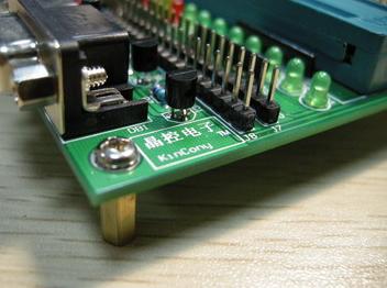 PCB四周的固定螺柱，讓PCB底層避免被金屬物碰到短路的現(xiàn)象