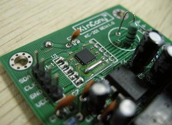 外擴(kuò)展接口俱全，PCB四周固定螺柱讓PCB底層避免被金屬物碰到而短路