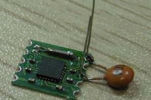 首先，我們給模塊焊上電源的濾波電容，瓷片104