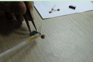 給模塊引腳涂上松香或助焊劑