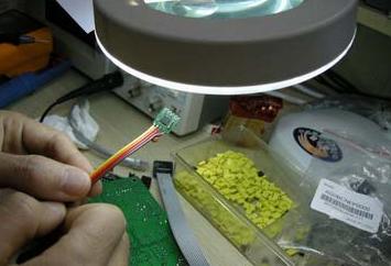 給收音模塊焊上杜邦線，然后我們?cè)诜糯箸R下檢查其焊點(diǎn)是否完好