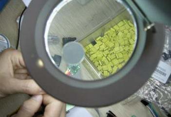 由于焊點(diǎn)比較小，請(qǐng)確保焊點(diǎn)之間沒(méi)有短路的現(xiàn)象