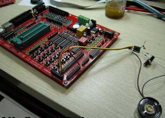 然后接上小喇叭，并且與我們的51單片機(jī)綜合學(xué)習(xí)系統(tǒng)P口相連