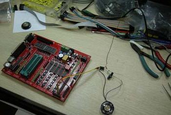 給模塊焊上天線，在此我們用一條短焊錫絲來(lái)當(dāng)天線