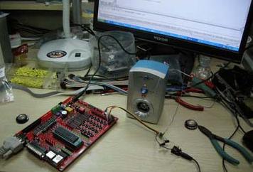 激動(dòng)的時(shí)候，再給小喇叭拆了，換上一個(gè)有源音箱，聲音立刻優(yōu)美很多