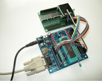 插上單片機芯片、外接電源和串口線