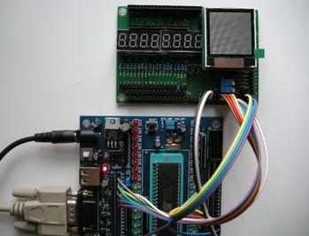 開電源開關(guān)，KC-101板上紅色指示燈亮，TFT彩屏顯示初始白屏狀態(tài)