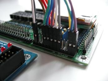 用杜邦線將顯示模塊與KC-101最小系統(tǒng)板相連