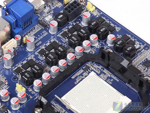 支持無(wú)線WiFi悍馬全固熱管890GX賞析