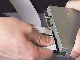 連接軟驅(qū)數(shù)據(jù)線(xiàn)到軟驅(qū)