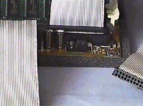 連接軟驅(qū)數(shù)據(jù)線(xiàn)到主板