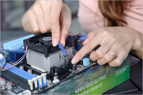 開核大作戰(zhàn) 美女手把手教你如何裝機(jī)