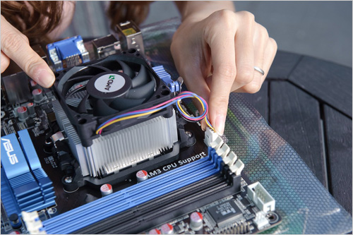 開核大作戰(zhàn) 美女手把手教你如何裝機(jī)