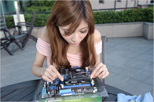 開核大作戰(zhàn) 美女手把手教你如何裝機(jī)