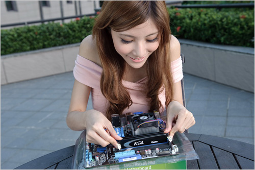 開核大作戰(zhàn) 美女手把手教你如何裝機(jī)