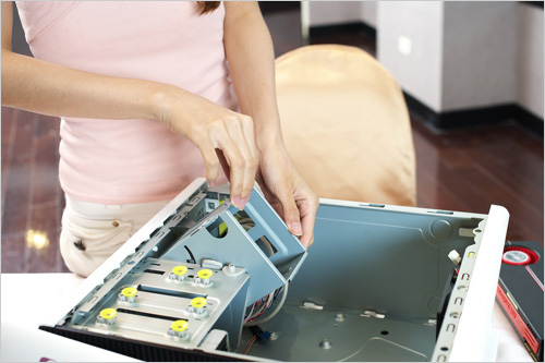 開核大作戰(zhàn) 美女手把手教你如何裝機(jī)