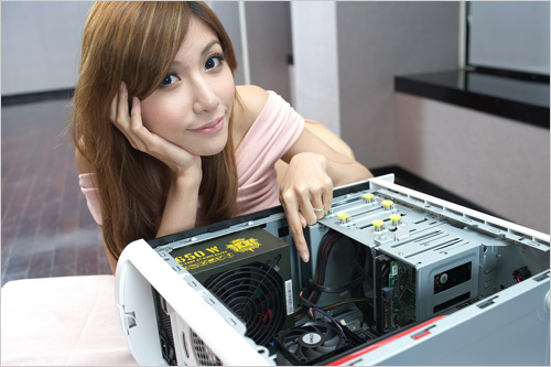 開核大作戰(zhàn) 美女手把手教你如何裝機(jī)