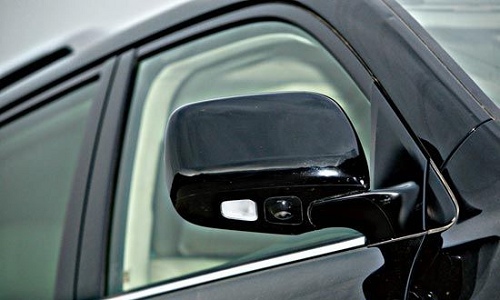 這是雷克薩斯LX570的右側(cè)后視鏡下裝備的攝像頭，它可以為駕駛員提供車輛右側(cè)盲區(qū)的實(shí)時(shí)畫面