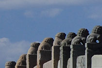 放大顯示紅框部分。雖然光圈值為F4，但畫面的深處也得到了合焦。