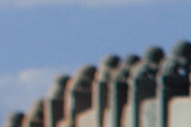 放大顯示紅框部分。光圈值在F4時，畫面的深處沒有得到合焦，出現(xiàn)了虛化。