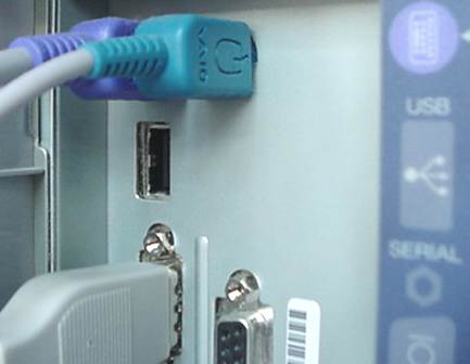 個人計算機背面的典型USB插孔為方型插孔。