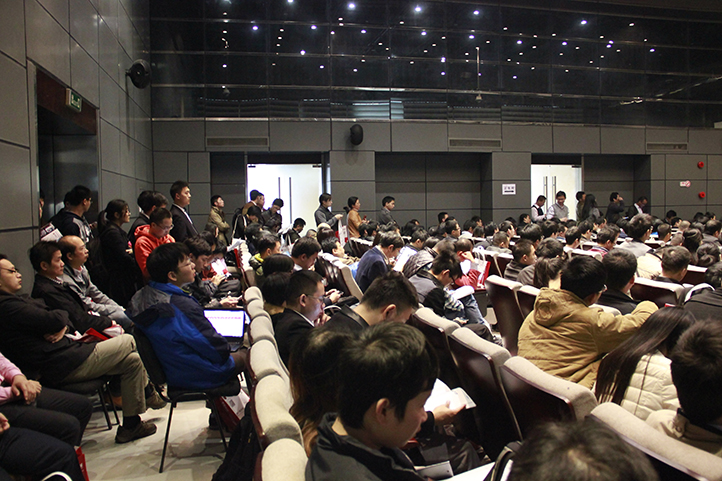 物聯網大會主會場座無虛席，還有好多來的稍晚的觀眾只能站著聽講。