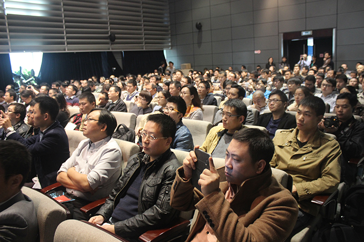 用手機做記錄的觀眾。