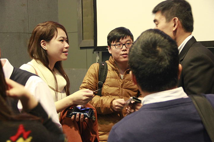 會議結束后被熱情觀眾團團圍住的嘉賓們。