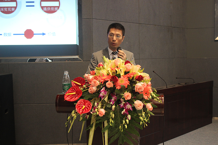英特爾沈威經理在物聯網論壇上演講。