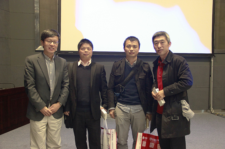 上午物聯網大會抽獎環(huán)節(jié)中的獲獎觀眾們與大會主席合影。