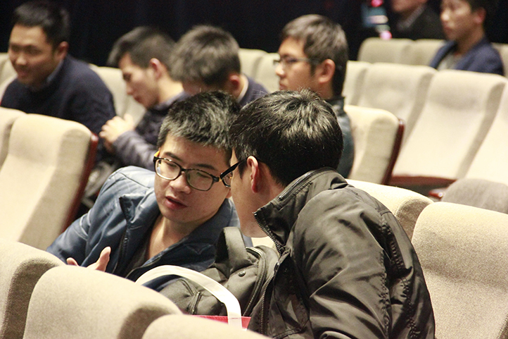 嘉賓的回答，讓臺下的觀眾們忍不住討論開了。