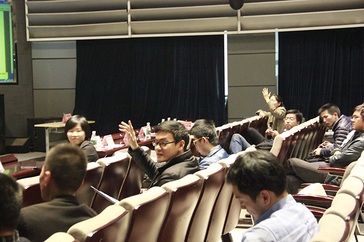 圓桌討論上提問踴躍的觀眾們。