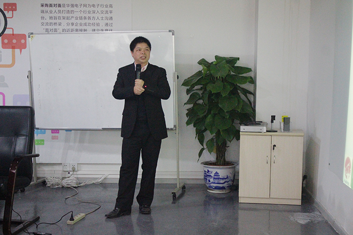 在智慧家庭論壇中龍俐智能科技研發(fā)總監(jiān)唐石平先生為觀眾們演講。