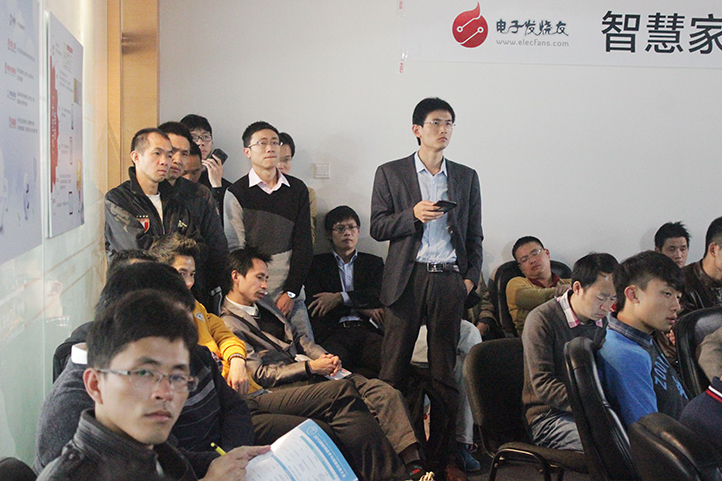 沒有座位了，堅持站著聽演講的觀眾們。