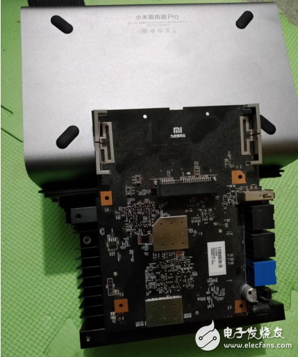 小米路由器Pro發(fā)布，現(xiàn)在來看看真機(jī)圖和拆解圖