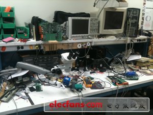 前面一張是我的辦公桌全景，后面一張是我的工作臺(tái)。不是很整潔哈！