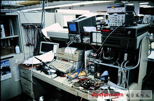 這是上世紀(jì)70年代末我在惠普的工作臺(tái)，這張照片已經(jīng)遺失了30年。原來(lái)是當(dāng)時(shí)一名叫Fred Wenninger的惠普部門經(jīng)理“借”走了我這張照片區(qū)復(fù)印而一直沒還給我