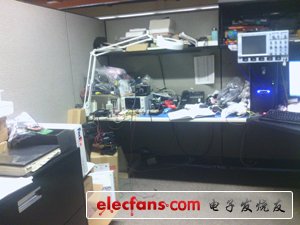 這是我的工作間，我最近整理了一下。你應(yīng)該注意到了放電腦上面的那個LeCroy示波器