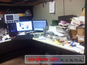 這是我的工作間，我最近整理了一下。你應(yīng)該注意到了放電腦上面的那個LeCroy示波器