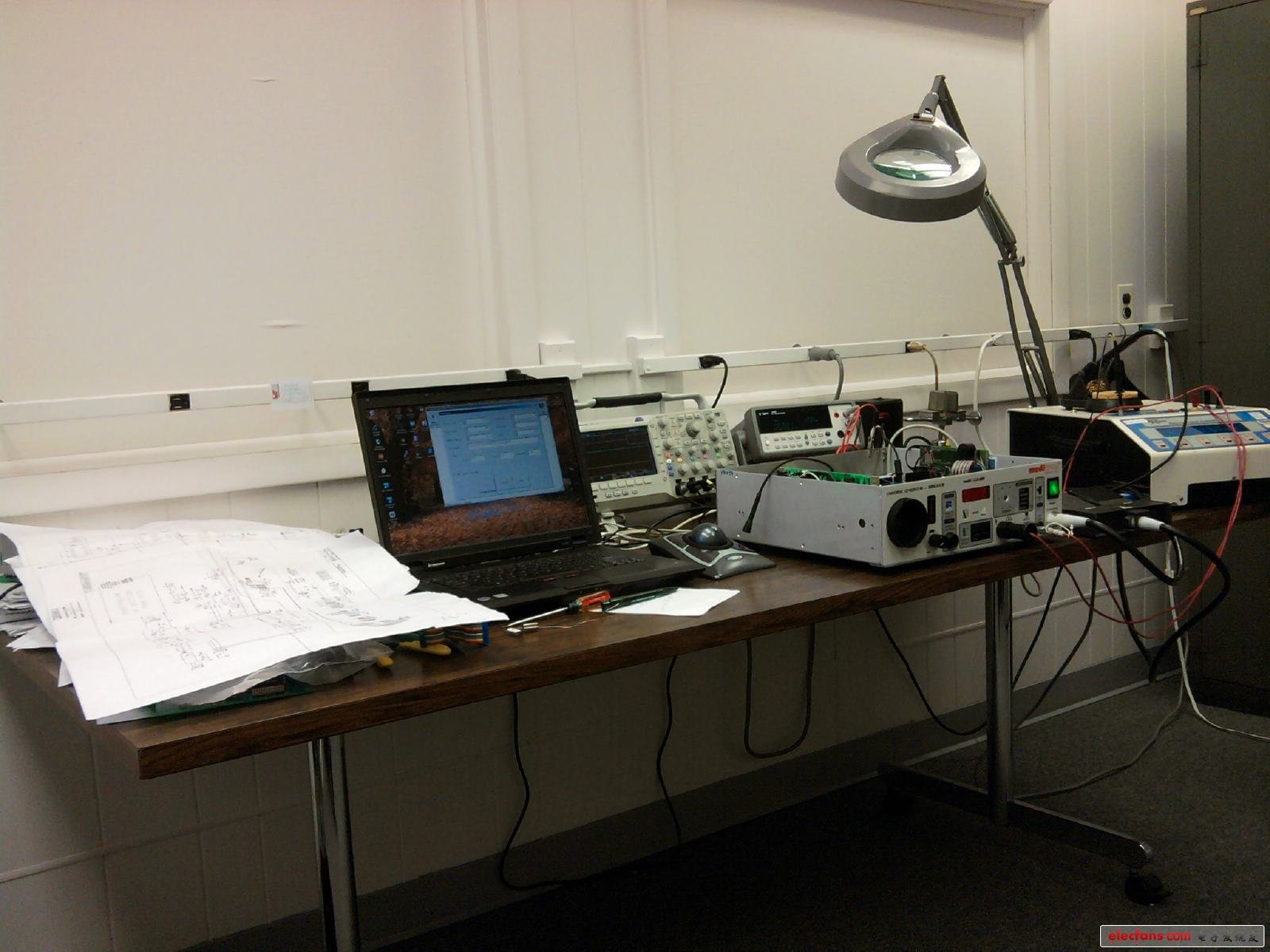 我本來以為我的工作臺很亂，不過看過別人的之后，就不這么覺得了