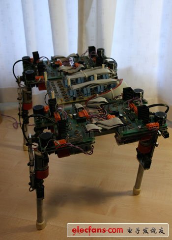 　　還有一些有意思的東西，四足機器人和法拉第籠的上角。