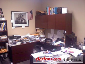 這就是我每天工作的辦公桌，不過我蓋住了婚紗照。