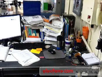 我的工作間。辦公桌和工作臺正對著，我只需要轉(zhuǎn)動坐椅就可以從一邊換到另一邊