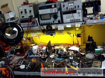 我的工作間。辦公桌和工作臺正對著，我只需要轉(zhuǎn)動坐椅就可以從一邊換到另一邊