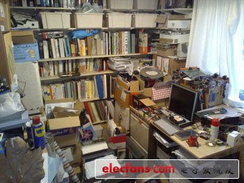 　　第二張照片中轉(zhuǎn)過身來我看到的是一堆電子零部件、參考書、數(shù)據(jù)手冊以及一些正在進(jìn)行的電子項目。