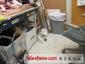 　　看到這些照片的時(shí)候，想起那些回憶，我忍不住狂笑。這個(gè)地方不僅是個(gè)辦公室，還是食品儲(chǔ)藏室、濕鞋柜、急救站、垃圾場(chǎng)… 想想我真的夠亂啊，當(dāng)時(shí)真應(yīng)該多拍點(diǎn)照片的。